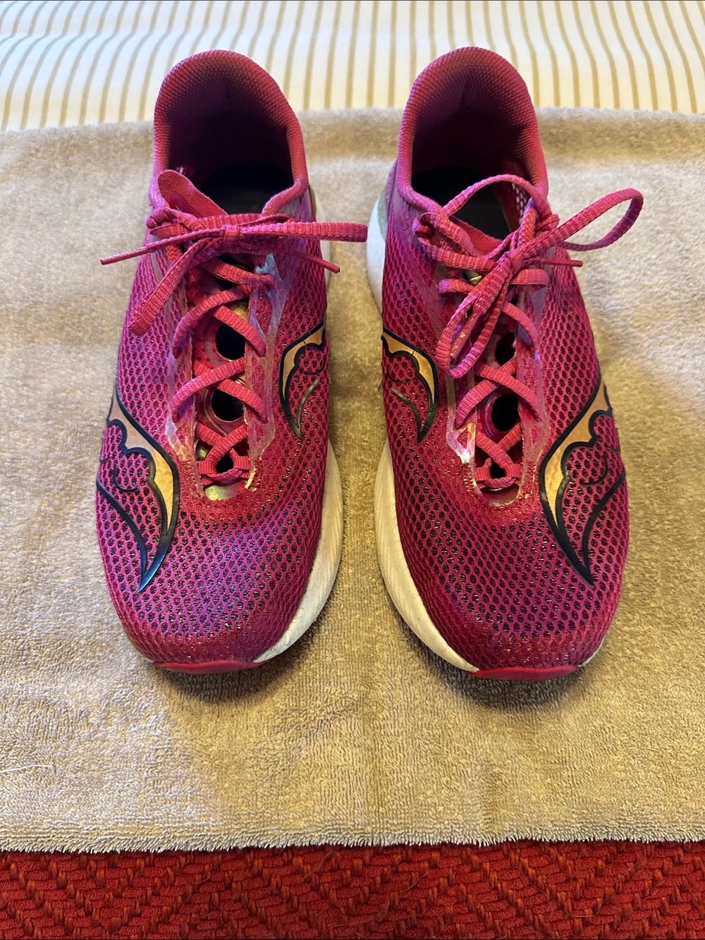 Saucony men’s  Pink Mesh Athletic Running Sneakers